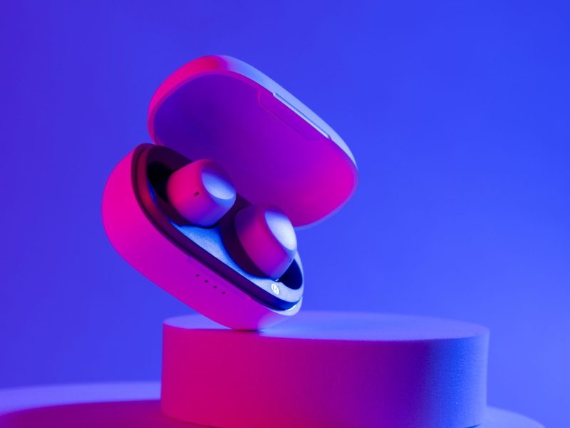 la-nature-morte-des-ecouteurs-cyberpunk-sans-fil