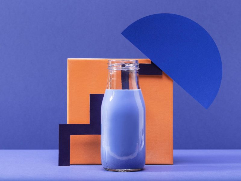 vue-de-face-smoothie-bleu-avec-decoration